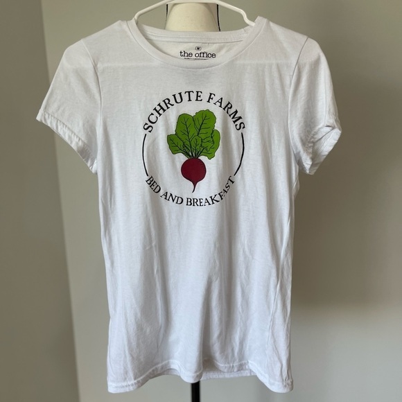 The Office Schrutte farms bed and breakfast tee shirt in a size medium TV - Picture 12 of 13